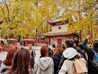 一群人站在建筑前 AI 生成的内容可能不正确。