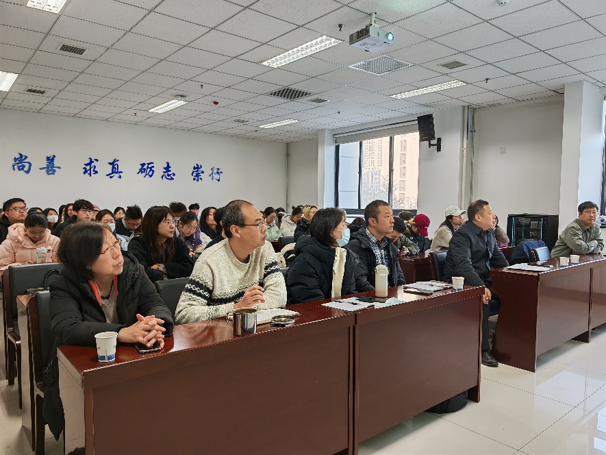 会议室里的人们描述已自动生成